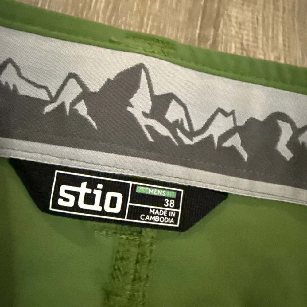 Stio Shorts Mens 38 Green 10 Inch Hiking Walking Lightweight Zip Pockets Outdoor